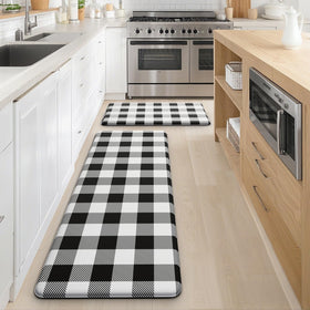 MAYHMYO spill-proof mat resists crumbs for easy cleanup