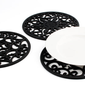 ME.FAN silicone-trivet-soft-flexible allows safe grip for hot pans and steaming bowls.