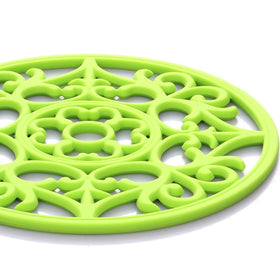 ME.FAN trivet-hanging-hole-storage enables easy drying and space-saving storage.
