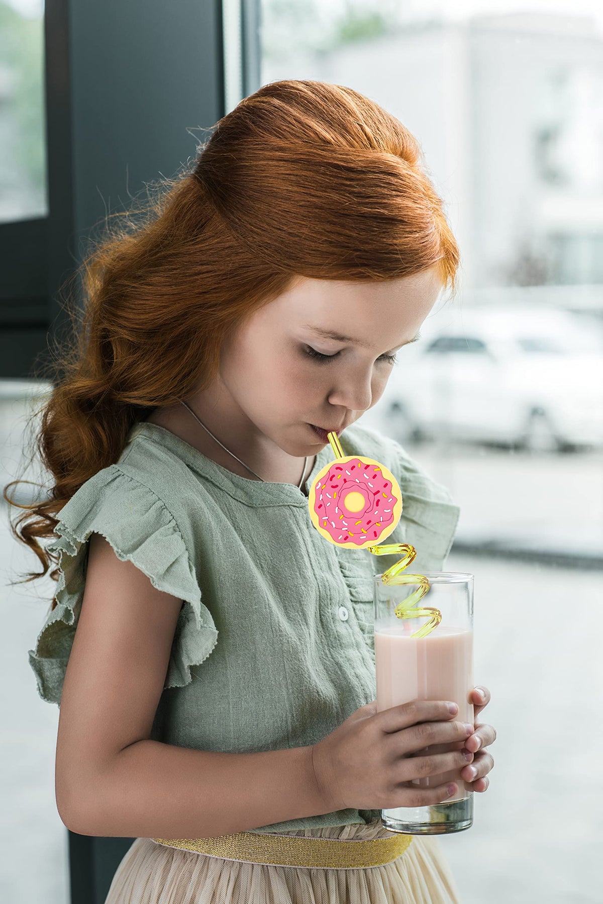 Meaxur 8-color-pack vibrant straws brighten birthday celebrations.