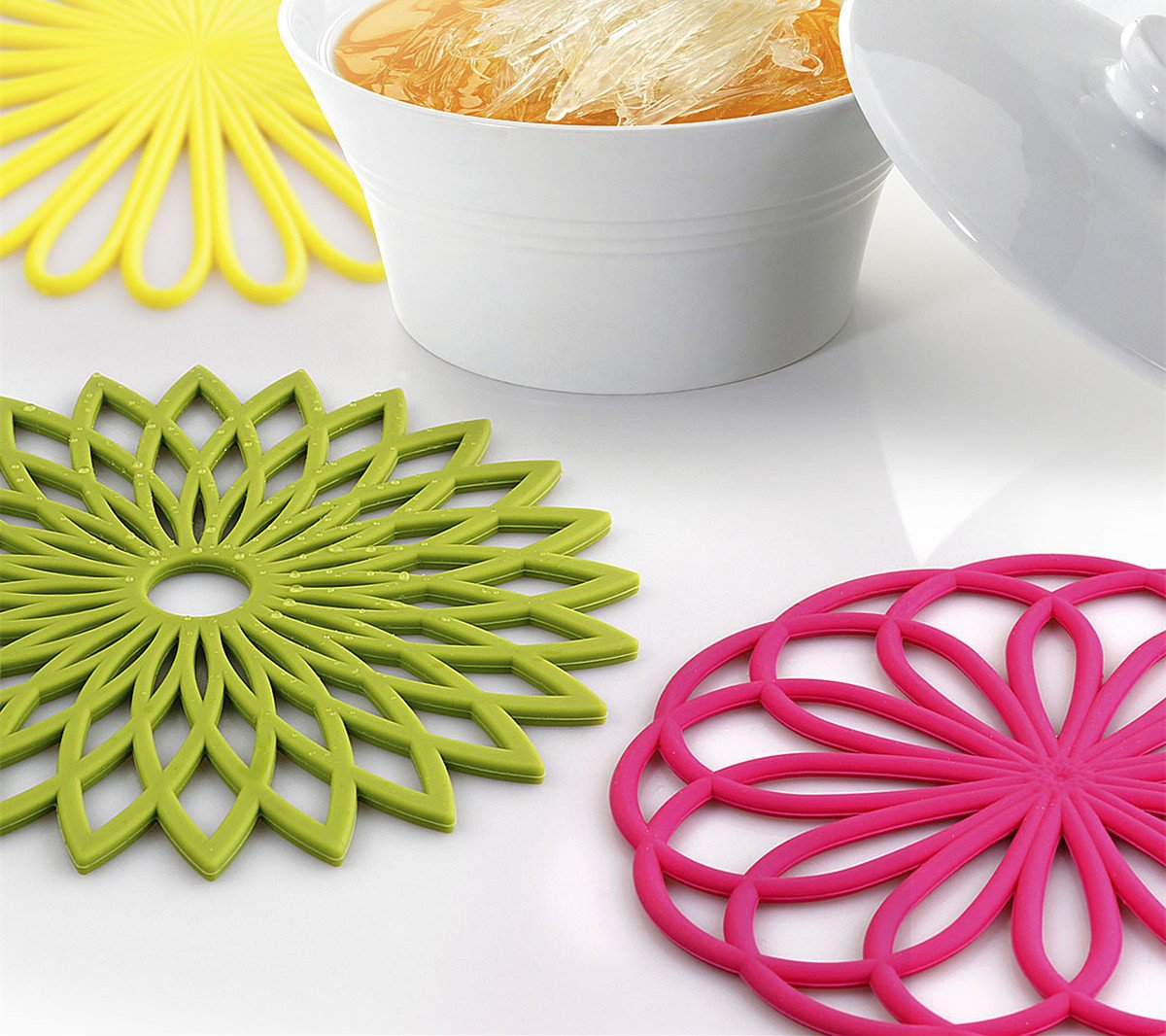 ME.FAN trivet with hanging hole for convenient storage.