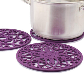 Soft silicone ME.FAN trivet is odor and stain resistant and easy to clean.
