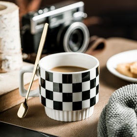 Miamolo housewarming gift-ready mugs in a stylish pattern.