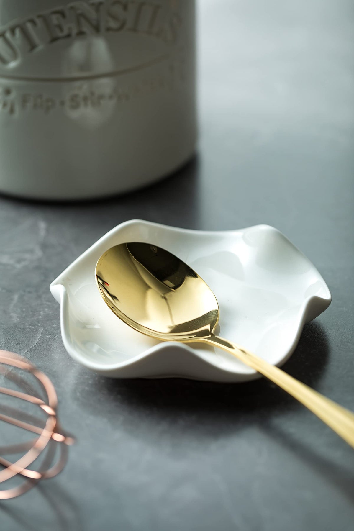 Miamolo spoon rest 5-3-inch size fits most utensils on the stove.