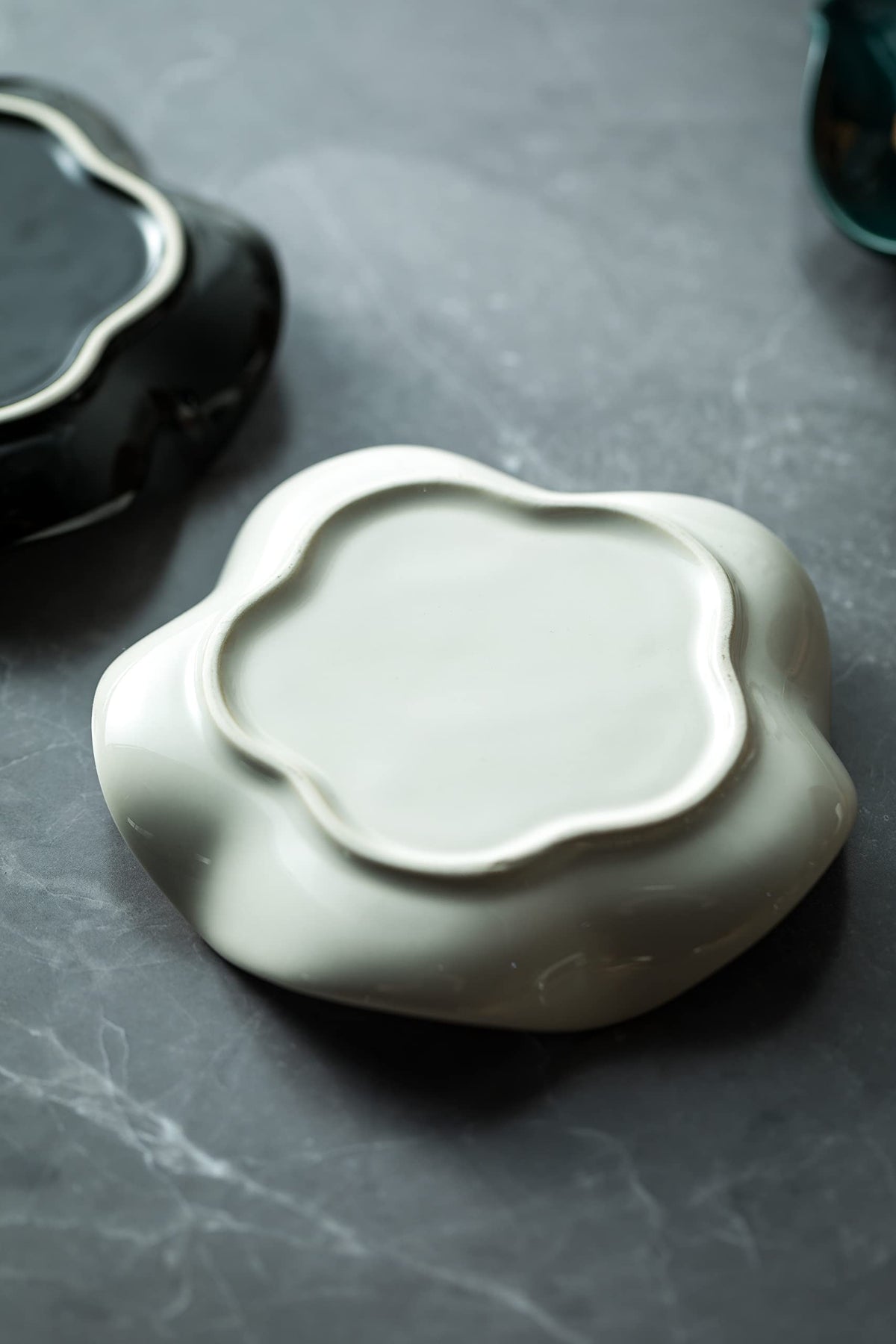 Gift-ready Miamolo spoon rest adds functional décor for housewarmings or weddings.