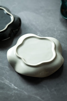 Gift-ready Miamolo spoon rest adds functional décor for housewarmings or weddings.
