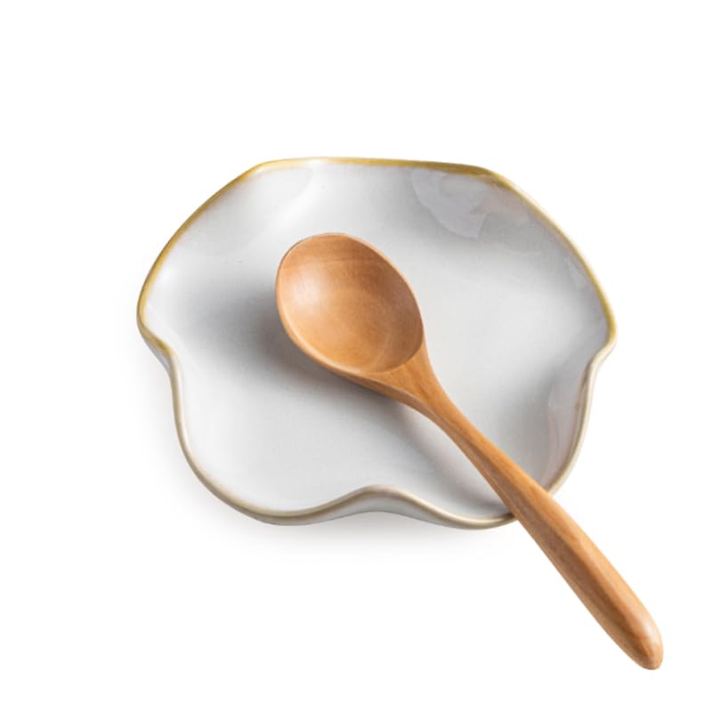 Miamolo spoon rest with ruffled edge keeps countertop clean while cooking.