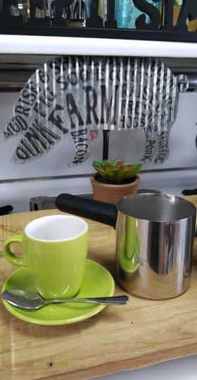 Mian 4 Cup carafe bottom view emphasizes secure fit and durable build.