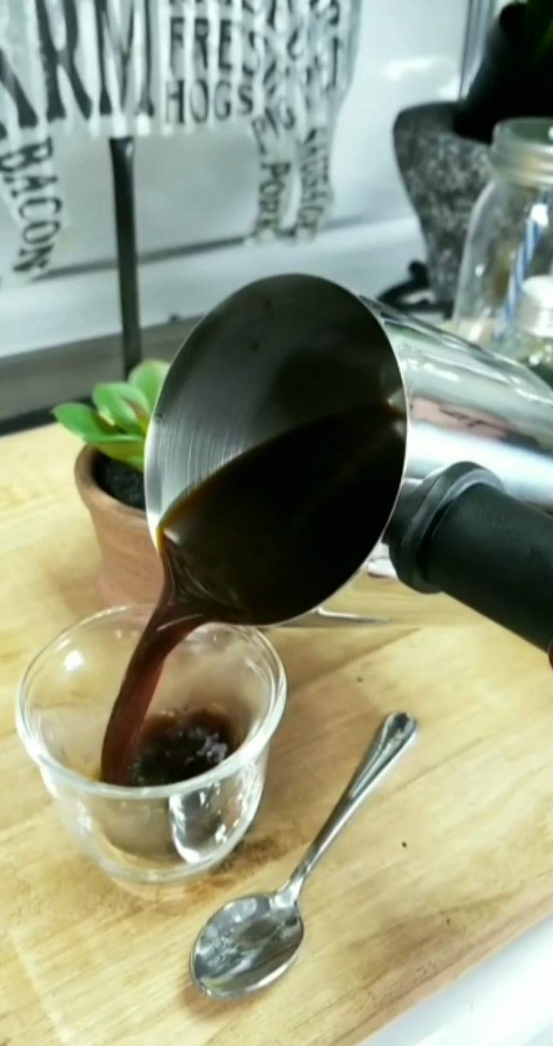 Mian 4 Cup carafe in-use image demonstrates convenient replacement and reliability.