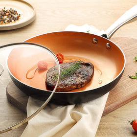 Glass lid on MICHELANGELO pan provides visibility while cooking