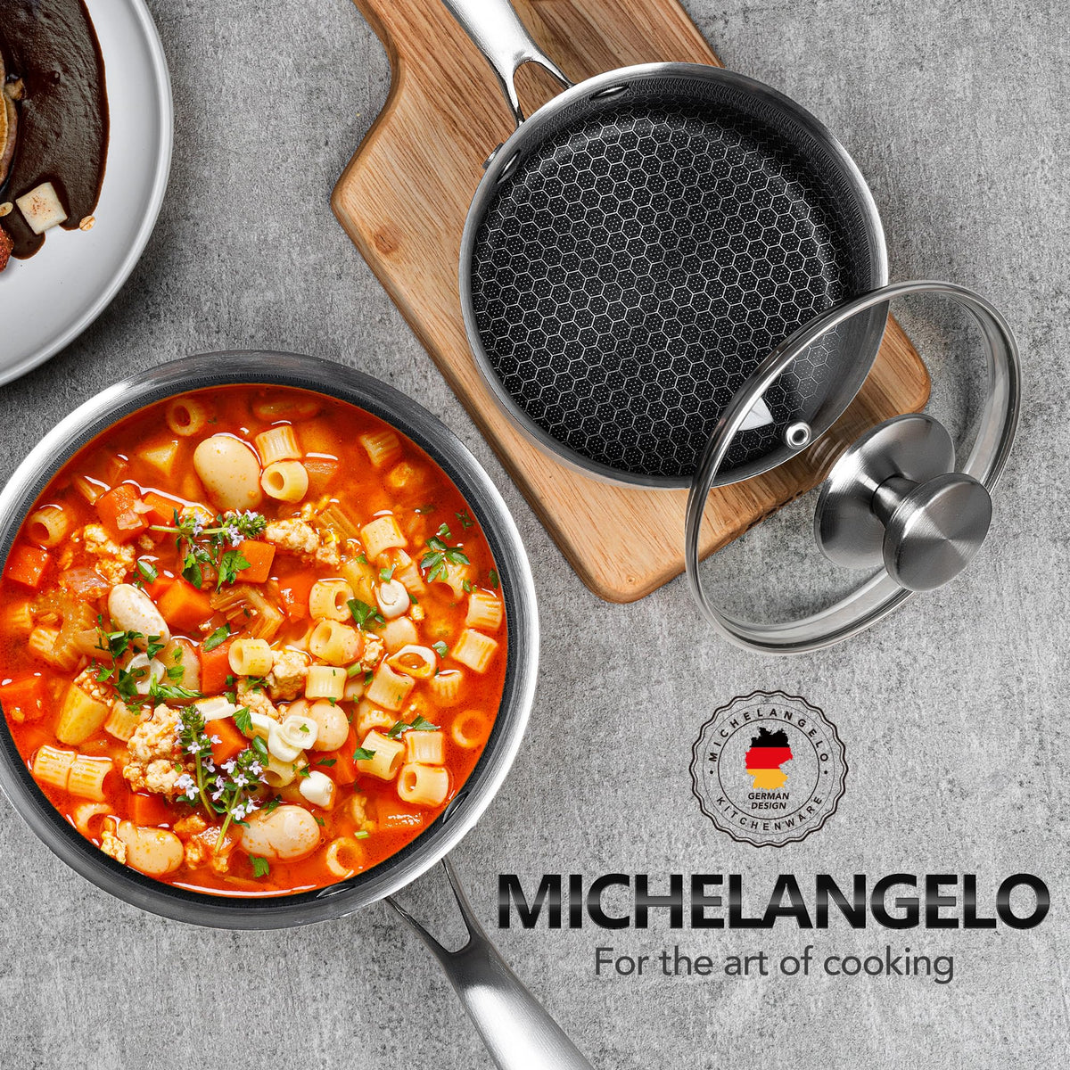 MICHELANGELO Triply heat resistant handle ensures comfortable cooking.