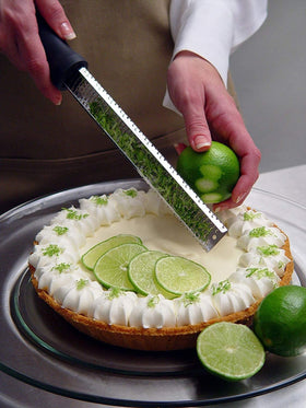 Microplane Classic Zester Black ergonomic handle offers comfort
