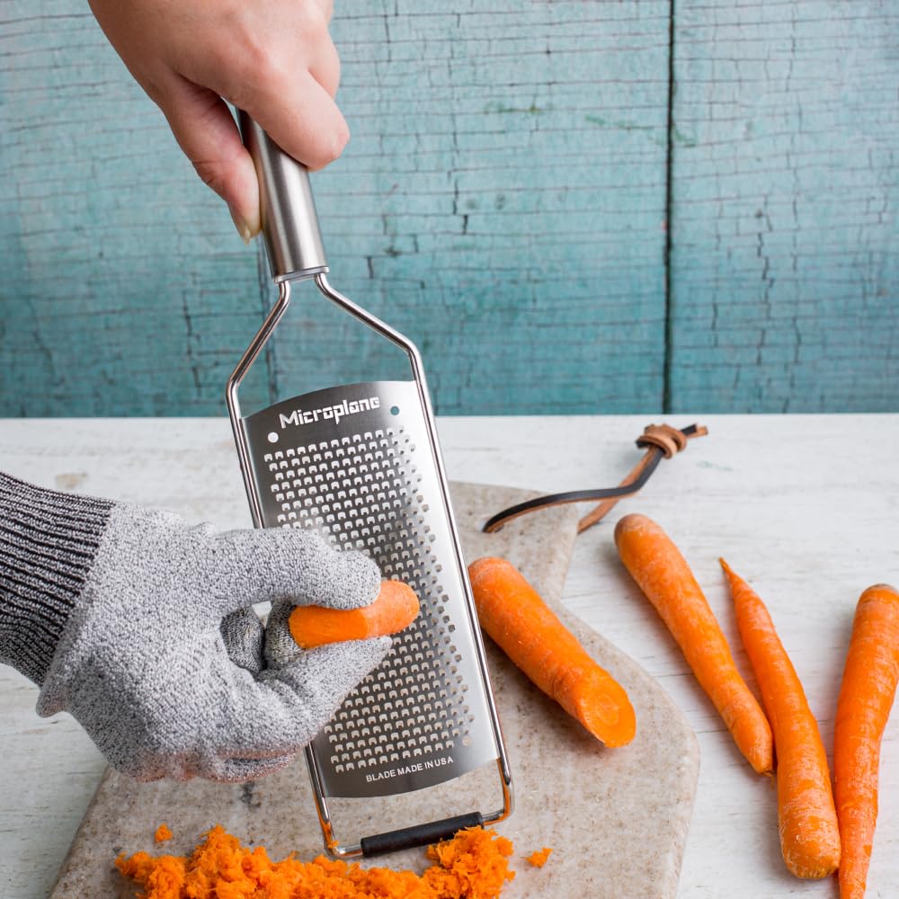 Microplane Fine Grater non-slip end piece provides stable, safe operation.