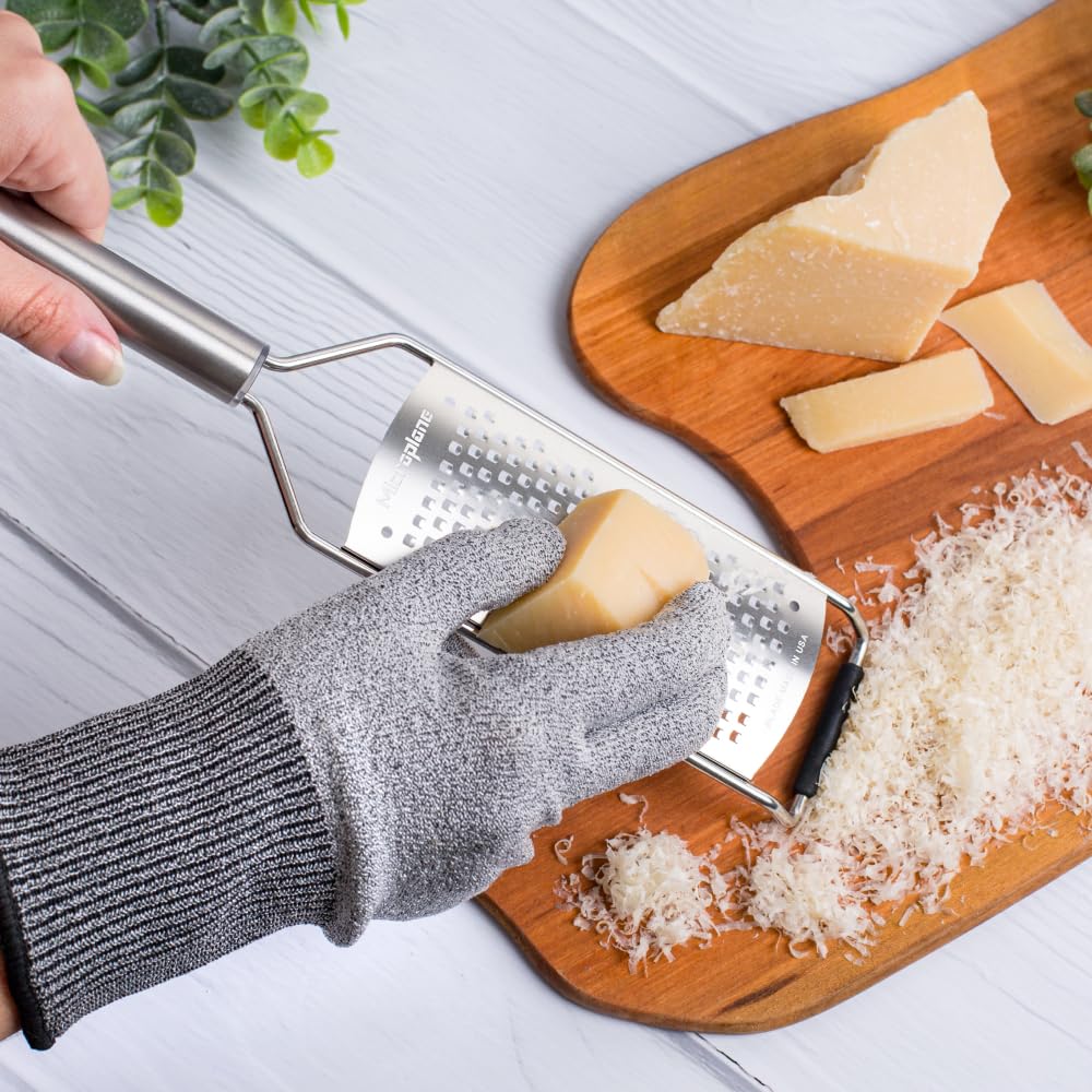 Microplane ergonomic handle and non-slip base improve comfort and stability.