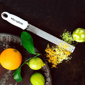 Microplane Premium Classic side view highlights ergonomic, comfortable grip