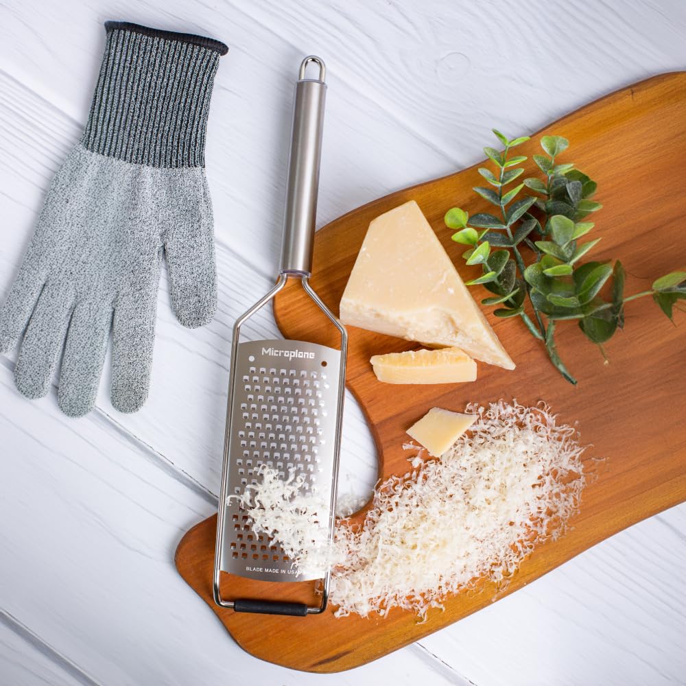 Microplane stainless steel body for easy cleaning and durability.