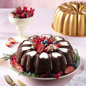 MIENCA 12-cup capacity demonstrates generous serving size for cakes or jellies.