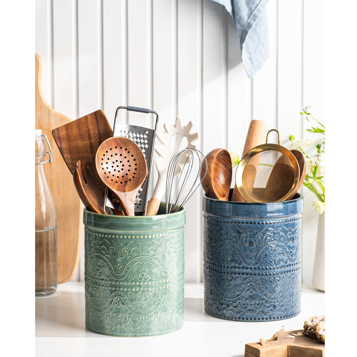 MIKIGEY large-capacity utensil holder keeps spatulas and ladles within easy reach.