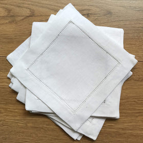 Minhcraft coordinated table setting featuring white linen napkins