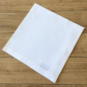 Minhcraft elegant dining setup featuring white linen napkins.