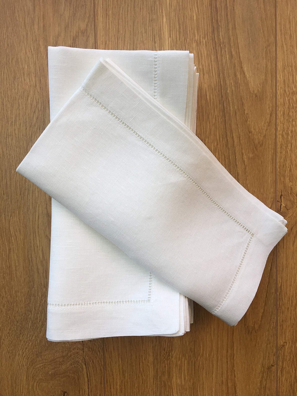 Minhcraft napkins arranged on a wedding or banquet table for a formal look.