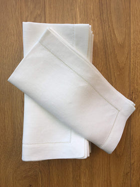 Minhcraft napkins arranged on a wedding or banquet table for a formal look.