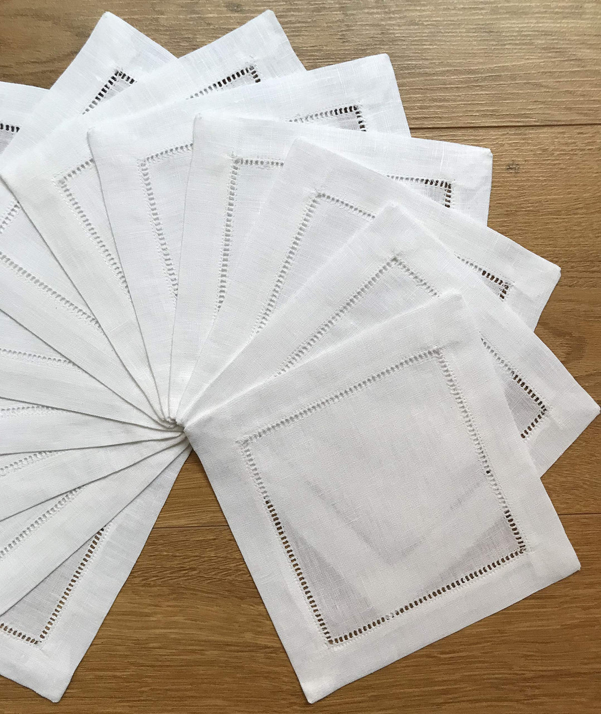 Minhcraft table setting with elegant white linen napkins as centerpiece