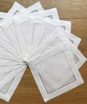 Minhcraft table setting with elegant white linen napkins as centerpiece