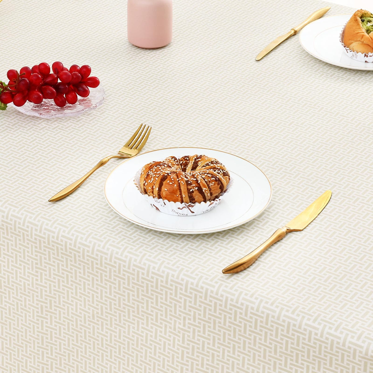 Misaya durable tablecloth suited for picnics, parties, and everyday meals.