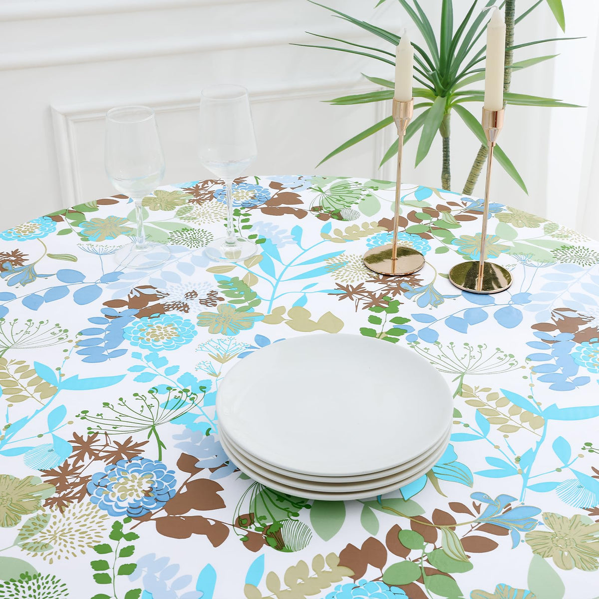 Misaya waterproof table cover ideal for outdoor picnics and meals.