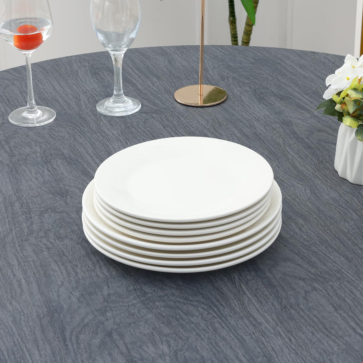 Misaya elastic edge keeps the cover in place during dining and cleanup.