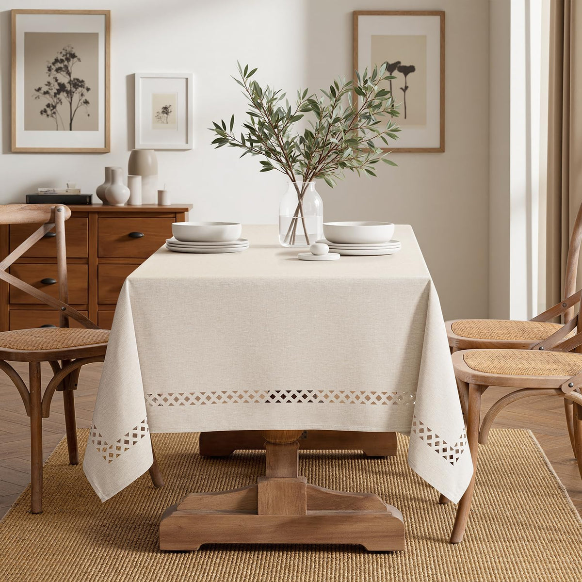 MIULEE dining setup on tablecloth showcases festive elegance for weddings and holidays.