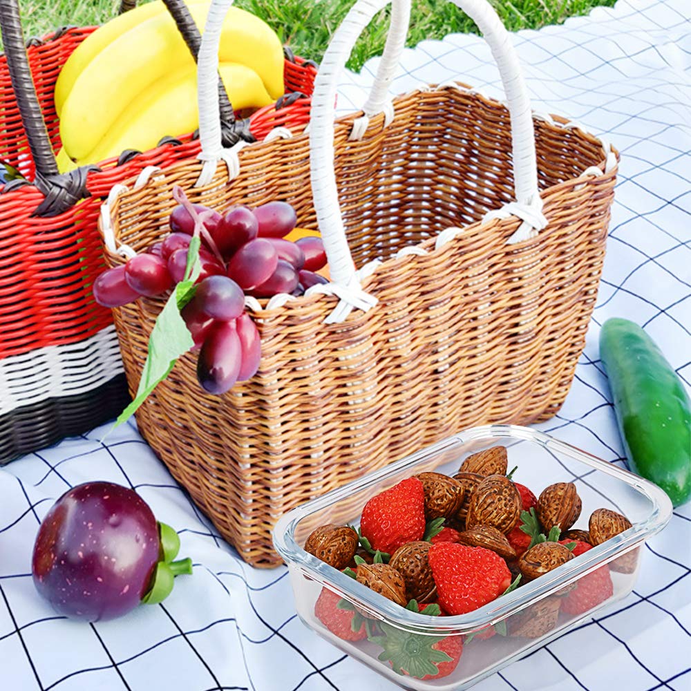 M MCIRCO gray-lidded glass containers help keep meals organized and accessible