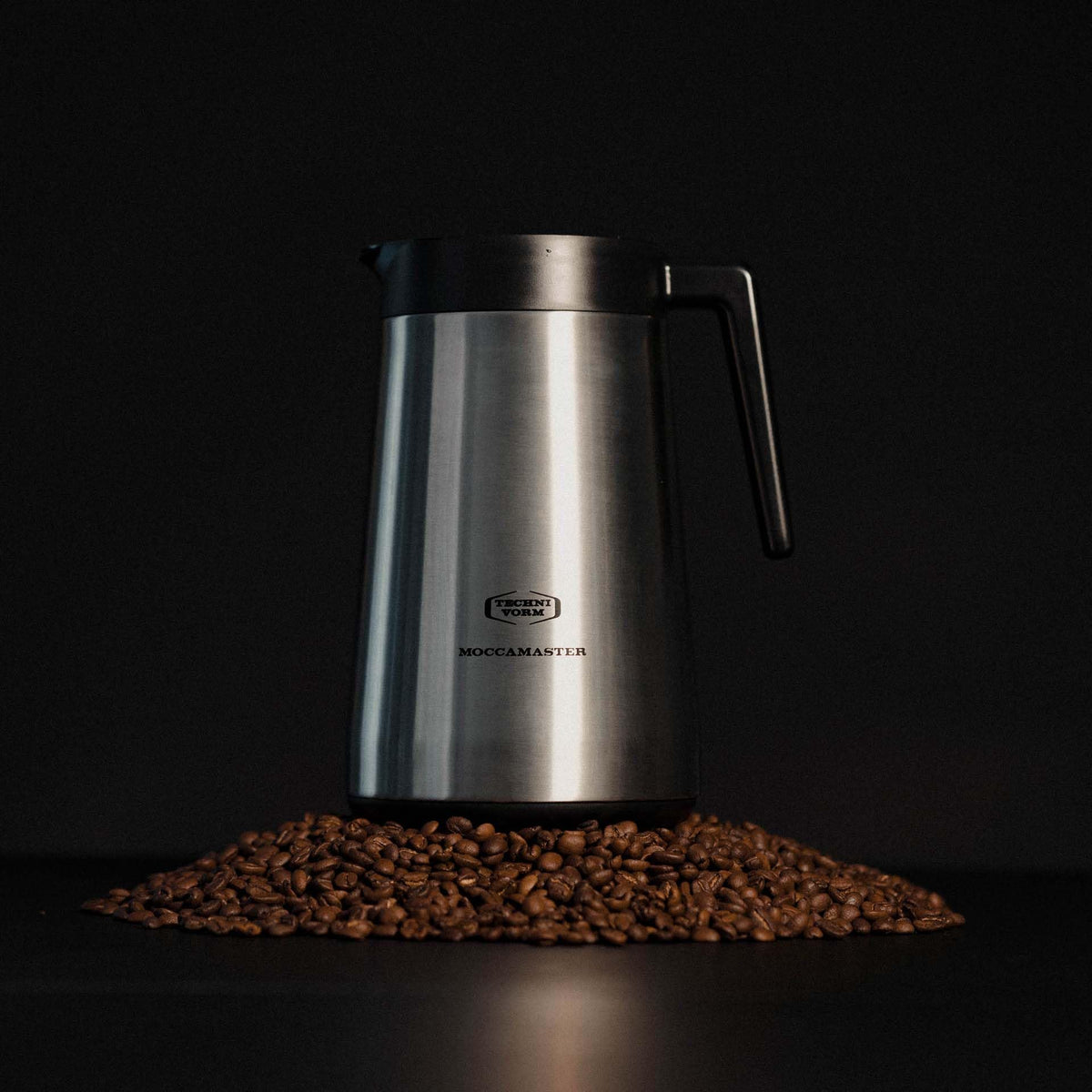 Moccamaster 59865 borosilicate glass lining preserves heat and aroma.