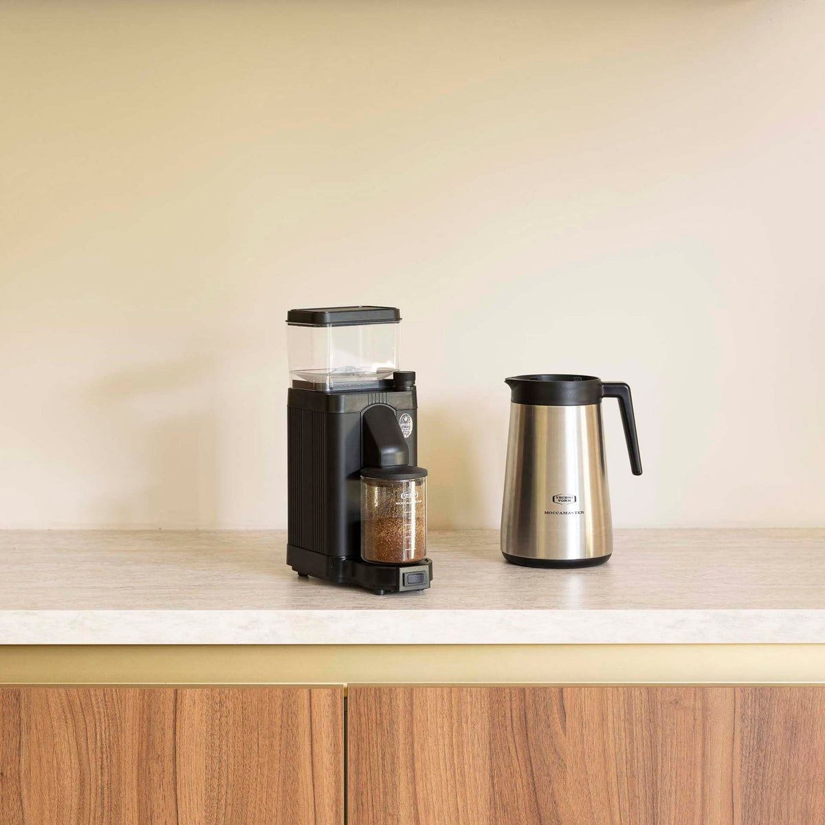 Moccamaster 59865 brew-thru lid for mess-free pouring.
