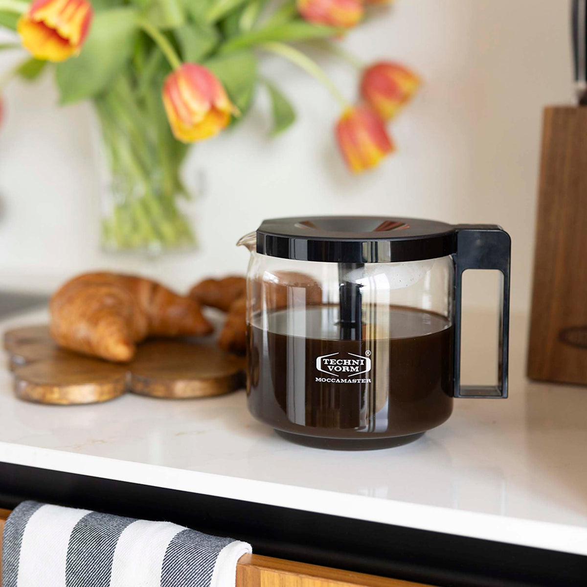 Moccamaster 89830 glass carafe side view, durable build for everyday coffee service