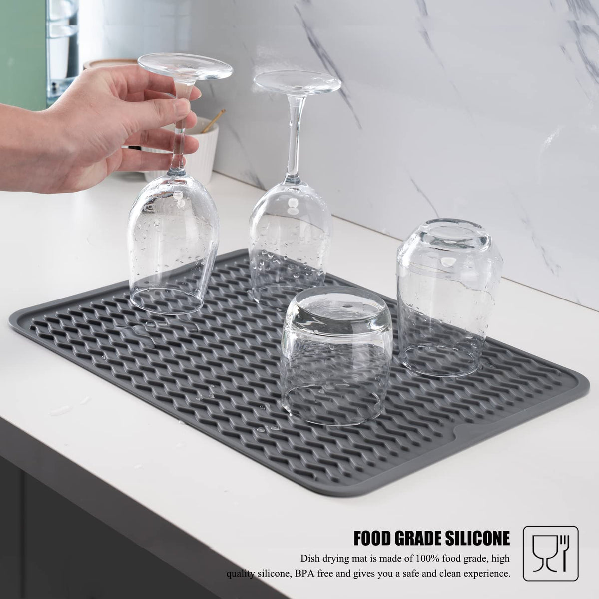 MODENGKONGJIAN multifunctional mat doubles as refrigerator liner and sink mat.