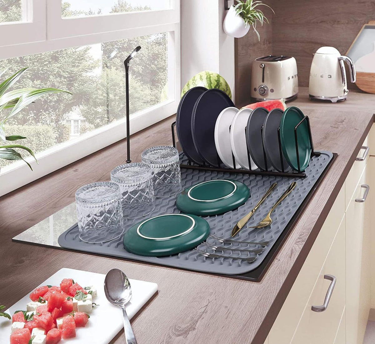 MODENGKONGJIAN versatile mat serves as a non-slip surface for pet bowls.
