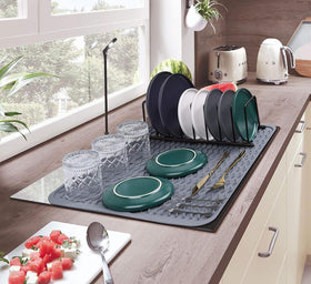 MODENGKONGJIAN versatile mat serves as a non-slip surface for pet bowls.