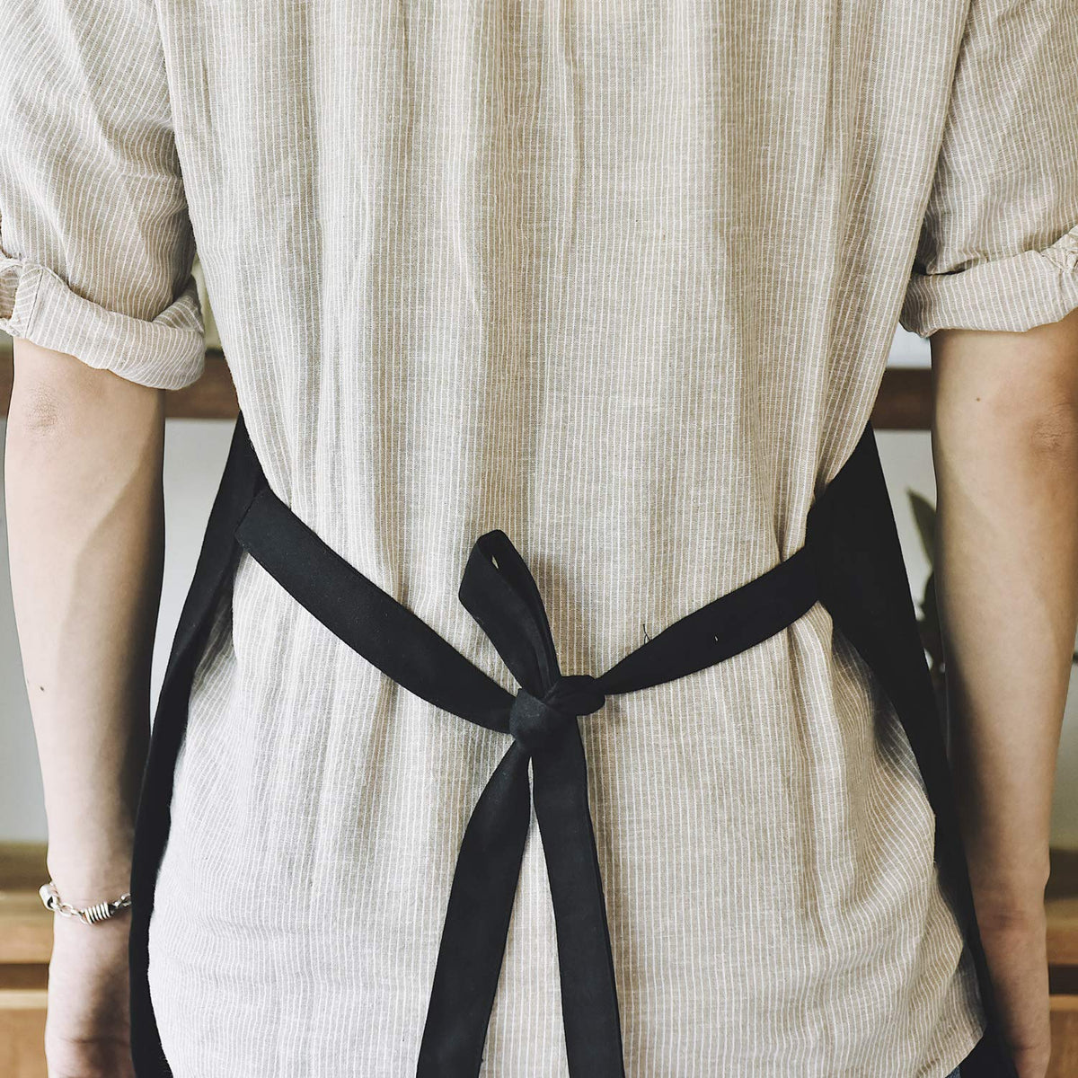 MORNITE Art Apron front pocket supports pencils and utensils during tasks