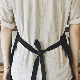 MORNITE Art Apron front pocket supports pencils and utensils during tasks