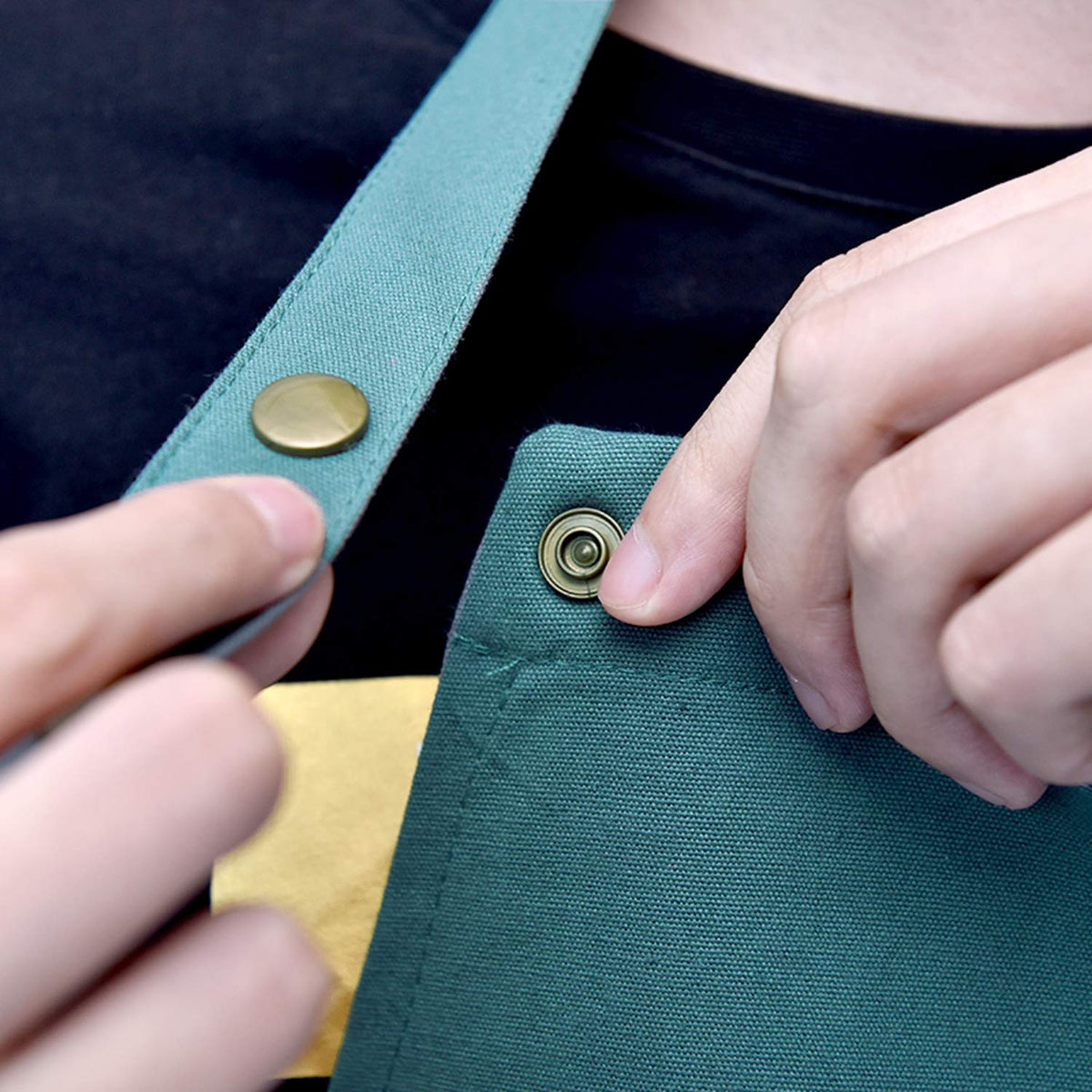 MORNITE apron suitable for art, pottery, cooking, teaching, and crafts.