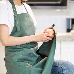 MORNITE apron includes three-level shoulder snaps for easy adjustments.
