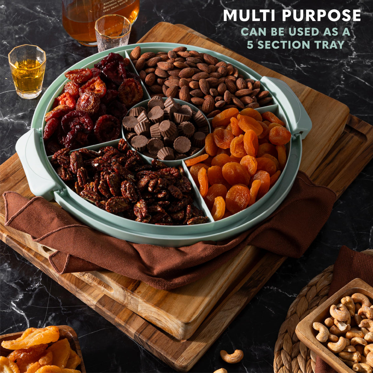 MosJos secure snaps keep contents stable while transporting cakes and pastries.