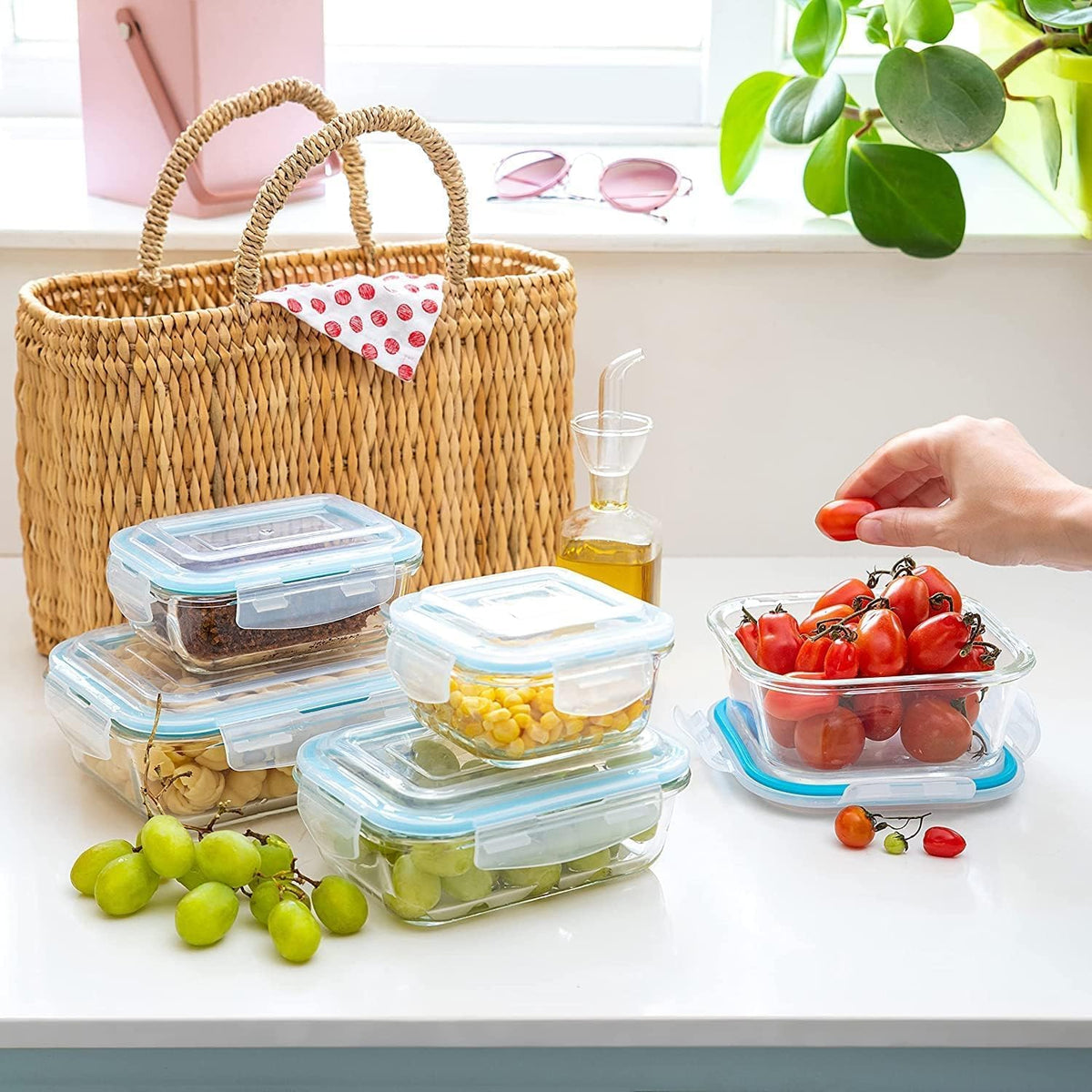 Moss & Stone 320ml container perfect for lunches and snacks with secure snap-lock performance.