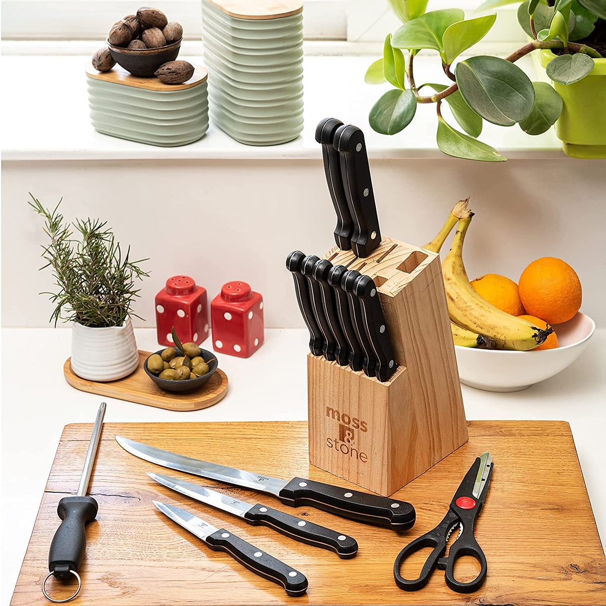Steak knives gleaming inside the block for even portions