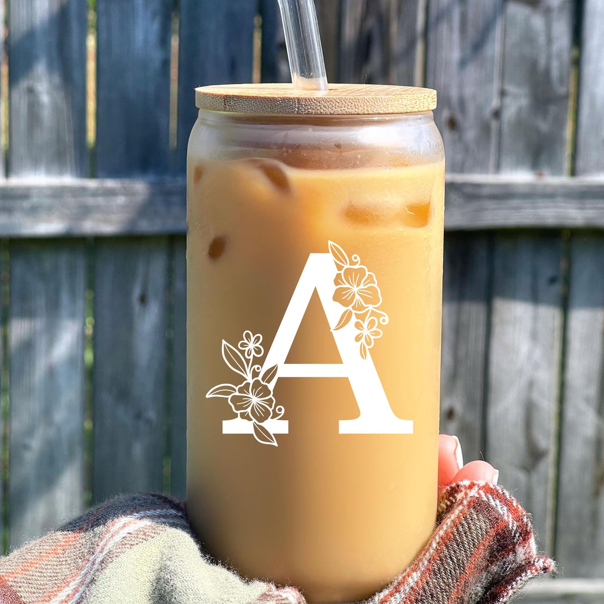 Durable borosilicate glass with bamboo lid resists temperature changes for everyday use.