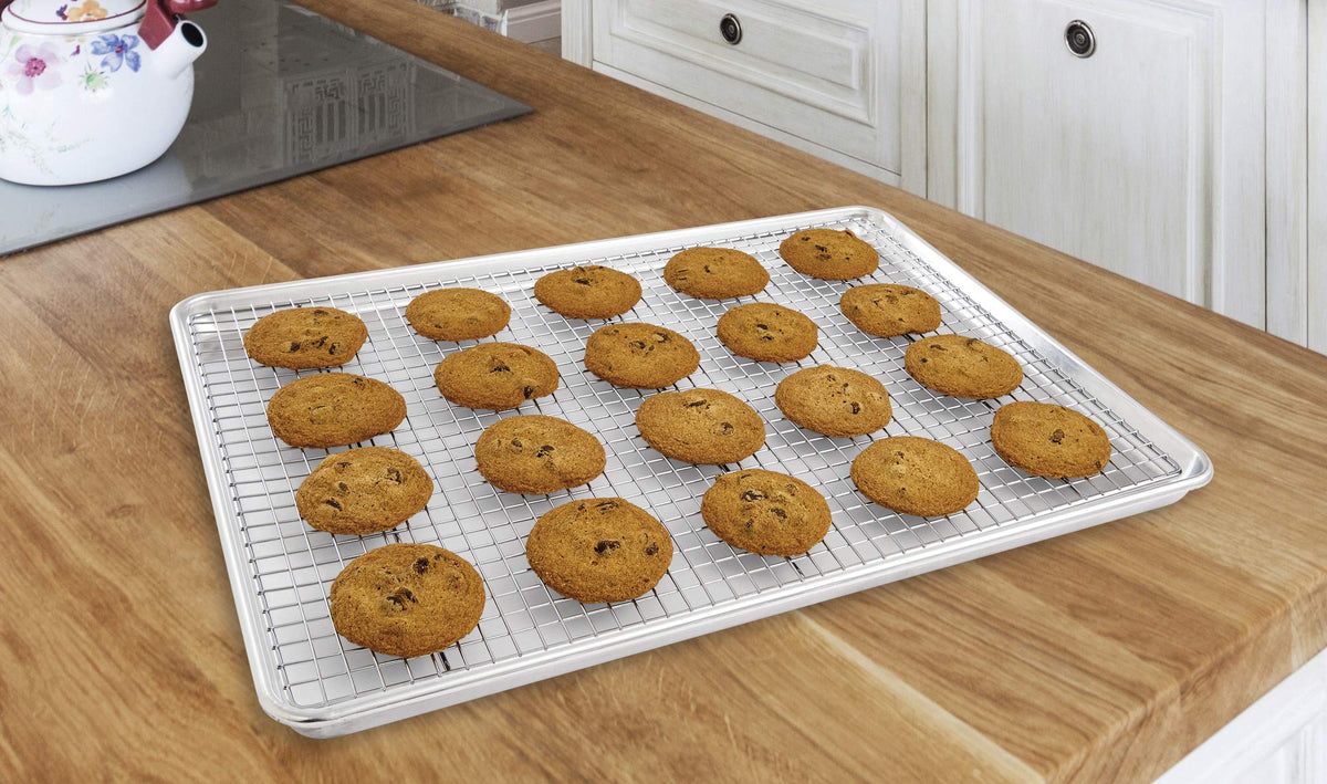Mrs. Anderson's Baking elevates food for better airflow and even texture during cooling.