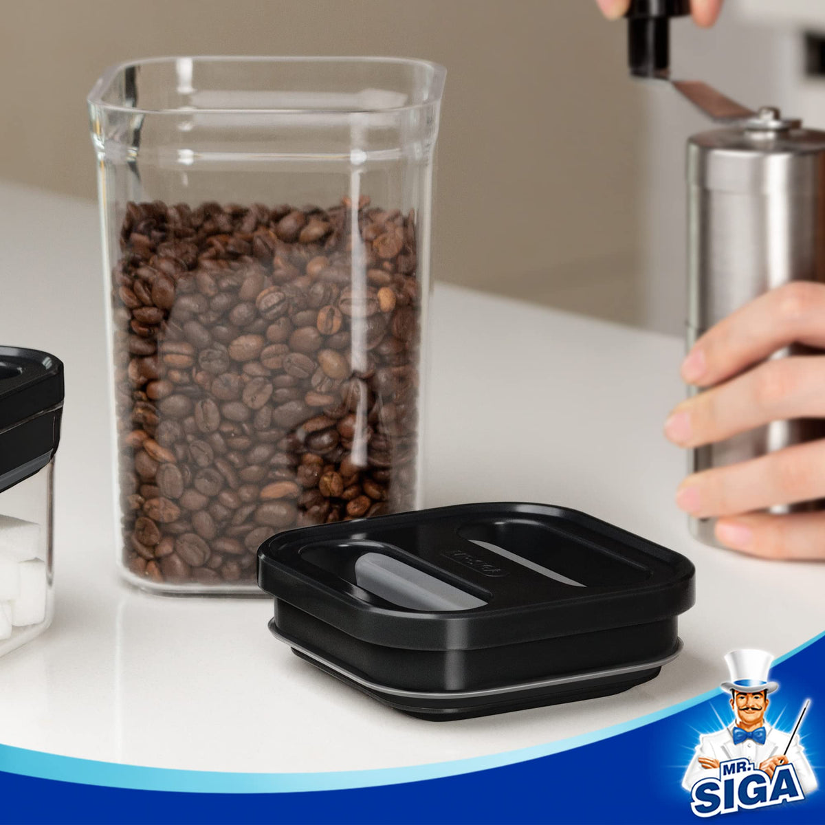 MR.SIGA one-handed lid container in action, ideal for snacks.