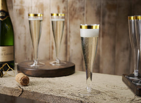 Munfix BPA-free plastic champagne flute offers durable, safe use.